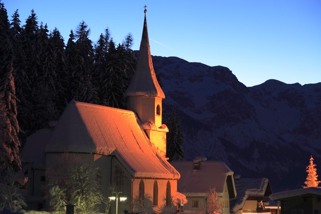 AlpinePearls_Werfenweng_TravelCharme_Bergresort_05_Kirche_im_Winter