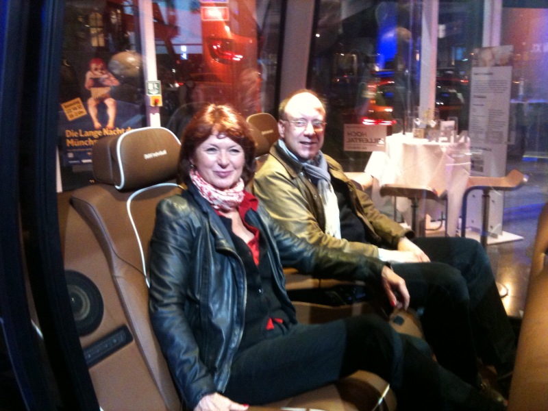 BMW Leitner Gondelbahn - Götz A. Primke und Renate Wolf-Götz beim probesitzen
