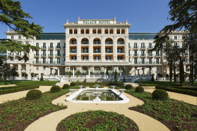 Kempinski_Palace_Portoroz_Hotelfront_Park_Andrea_Gerum