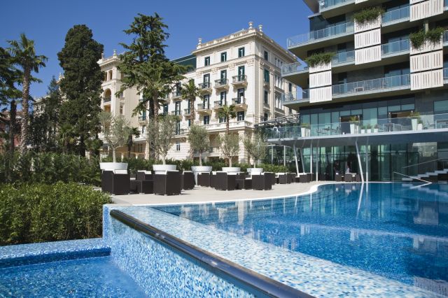 Kempinski_Palace_Portoroz_Hotelfront_Pool_Andrea_Gerum