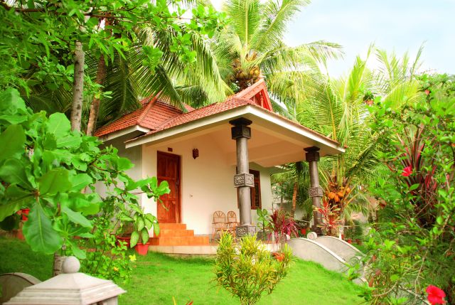 Eingebettet in einen tropischen Garten liegen die Bungalows des Bethsaida Hermitage Ayurvedic Beach Resort im südindischen Kerala - Lotus Travel Bethsaida Hermitage Ayurvedic Beach Resort big 1lotus indien 012