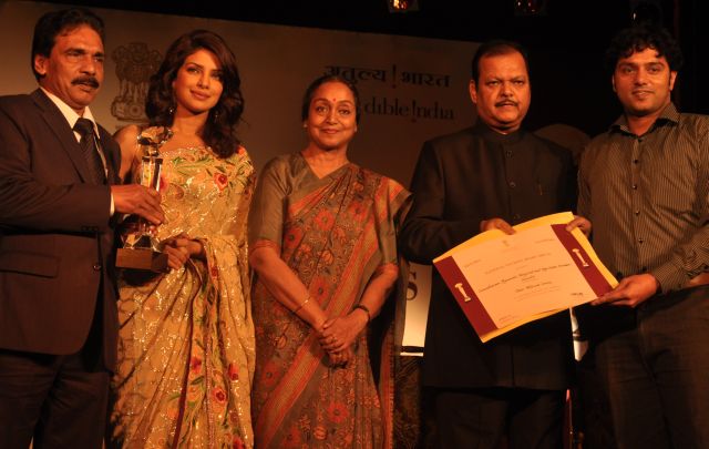 Somatheeram Ayurveda Resort soma 147: Polly Mathew (links) und Jaison Arampankudy (rechts), Geschäftsführung des Somatheerams, nehmen den Preis vom indischen Tourismusminister Subodh Kant Sahei (2. vr) in New Delhi entgegen. Dazwischen die Ehrengäste Meira Kumar, Sprecherin des indischen Parlaments (Mitte) und Priyanka Chopra, eine der bekanntesten Bollywood-Schauspielerinnen (2. vl) Bildnachweis: Somatheeram Ayurvedic Health Resort