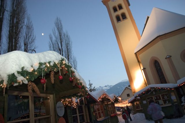 Imst: Weihnachtszauber in der Tiroler Bergwelt des Gurgltals erleben - IMST Johanneskirche Foto (c) TVB Imst Gurgltal