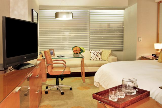 Ritz Carlton guestroom 2