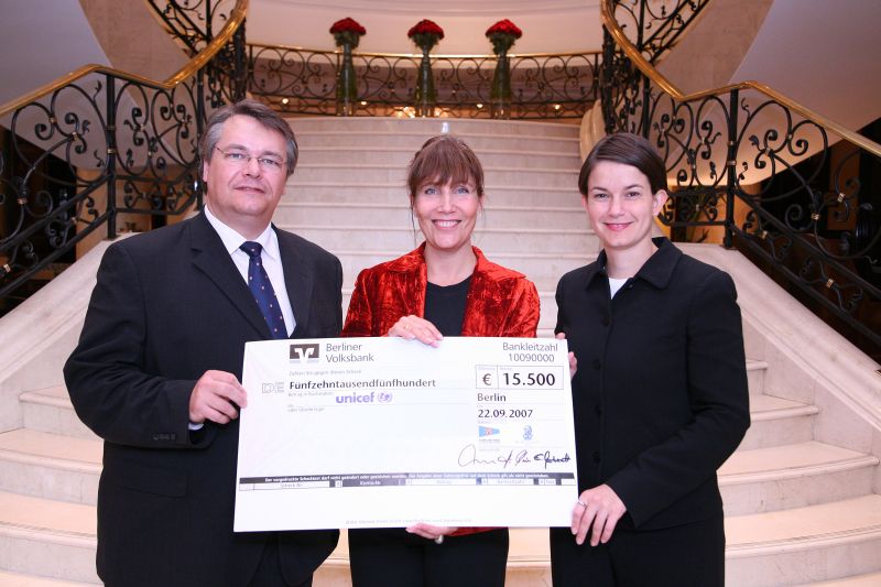 Spitzenköche für UNICEF: 15.500 Euro Spende 3 Ritz-Carlton Vitrum Scheckübergabe UNICEF