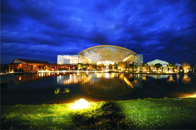 Therme Erding Saunaparadies Fassade am Abend