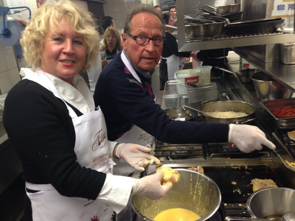 Kochkurs I: 3-Gang-Menü mit Carpaccio, Skrei und Crème Brûlée 18 Touristische Runde Ganserlessen, Elsa-Maria Honecker, Willi Ratzinger, Carpaccio, Skrei und Crème Brûlée