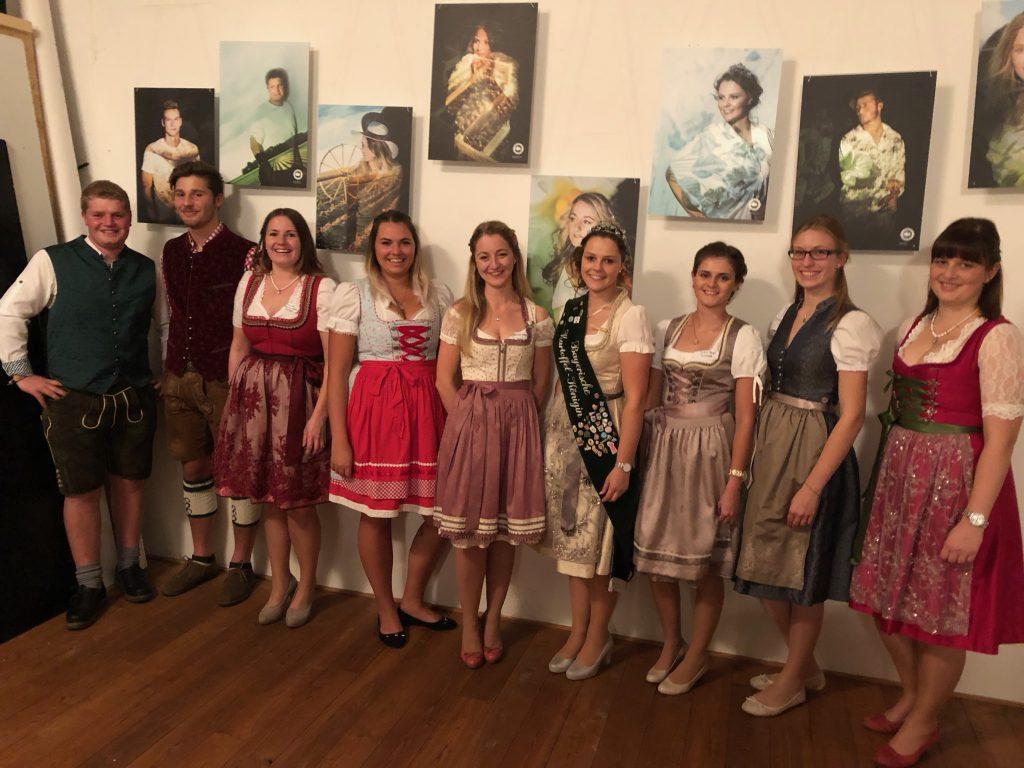 Bayerischer Kartoffelkalender 2019: Die Bayerische kARToffel 7 Bayerischer Kartoffelkalender 2019 | Annika Flamensbeck (Habertshausen) Ramona Glöckl (Karlshuld) Roman Huber (Raum Aichbach) Johannes Westner (Kühbach/Haslangkreit) Martina Maurer (Pömbach) Christine Karrer (Erding) Christina Lanzl (Weichering) Julia Feigl (Hagenhill) Freddy Killensberger (Wortelstetten) Roman Huber (Raum Aichbach) Anna Weigelt (Pflugdorf) Philip Killensberger (Wortelstetten) Annika Flamensbeck