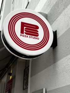 Pizza Studio München – Wenn Kunst, Wein und Teig sich verlieben 14 Pizza Studio