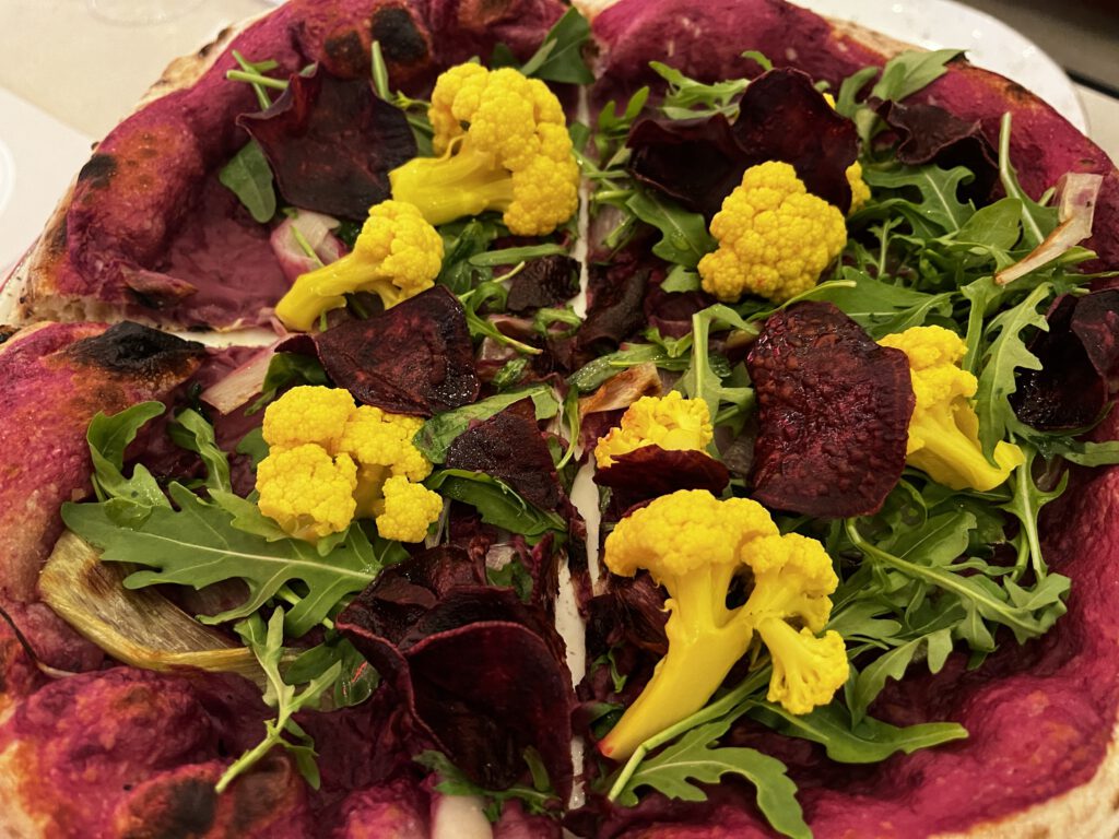 Pizza Studio München – Wenn Kunst, Wein und Teig sich verlieben 11 Pizza Studio - Vegan Pizza Violette Farmer