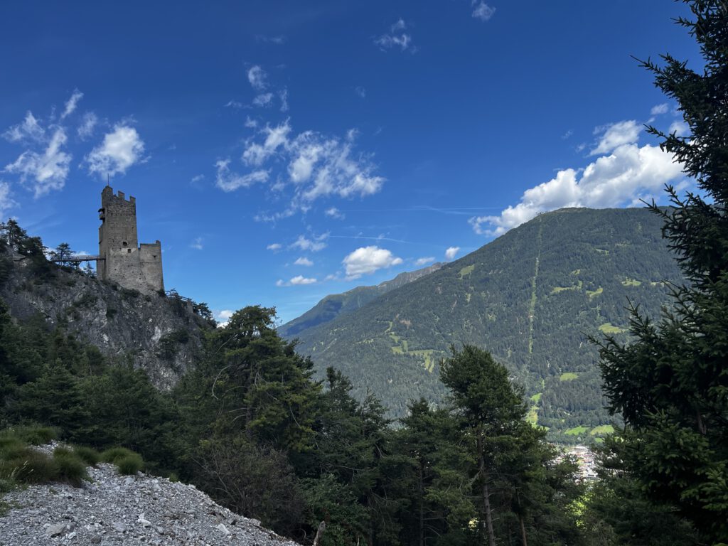 Auf den Spuren der Ritter: Der Tiroler Burgenweg in der Ferienregion TirolWest 20 Tiroler Burgenweg Ferienregion TirolWest