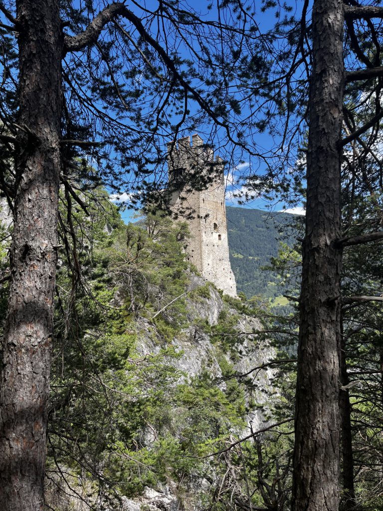 Auf den Spuren der Ritter: Der Tiroler Burgenweg in der Ferienregion TirolWest 21 Tiroler Burgenweg Ferienregion TirolWest