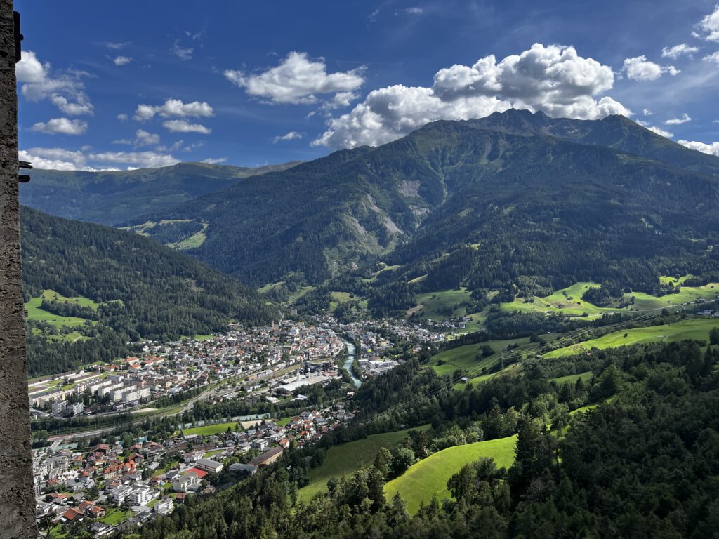 Auf den Spuren der Ritter: Der Tiroler Burgenweg in der Ferienregion TirolWest 24 Tiroler Burgenweg Ferienregion TirolWest