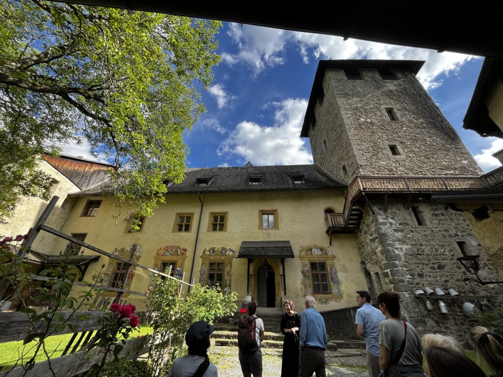 Auf den Spuren der Ritter: Der Tiroler Burgenweg in der Ferienregion TirolWest 25 Tiroler Burgenweg Ferienregion TirolWest
