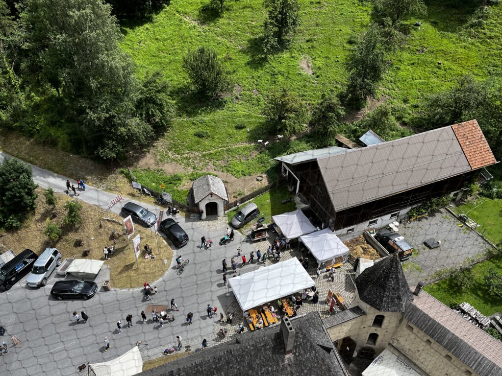 Auf den Spuren der Ritter: Der Tiroler Burgenweg in der Ferienregion TirolWest 35 Tiroler Burgenweg Ferienregion TirolWest