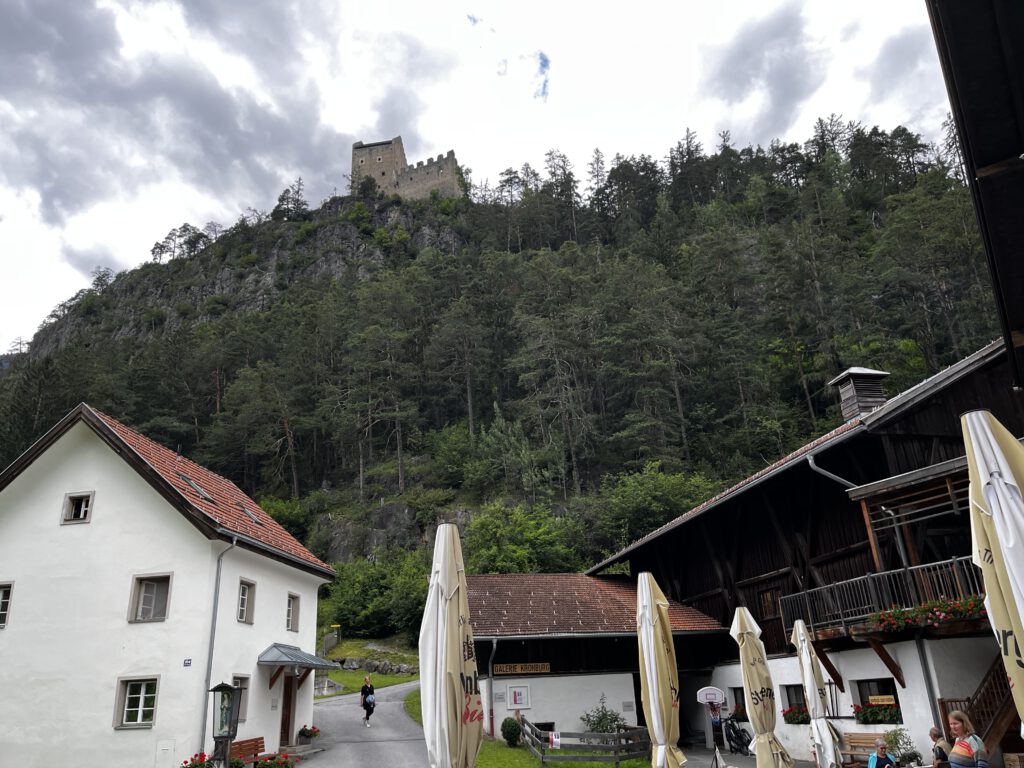 Auf den Spuren der Ritter: Der Tiroler Burgenweg in der Ferienregion TirolWest 32 Tiroler Burgenweg Ferienregion TirolWest