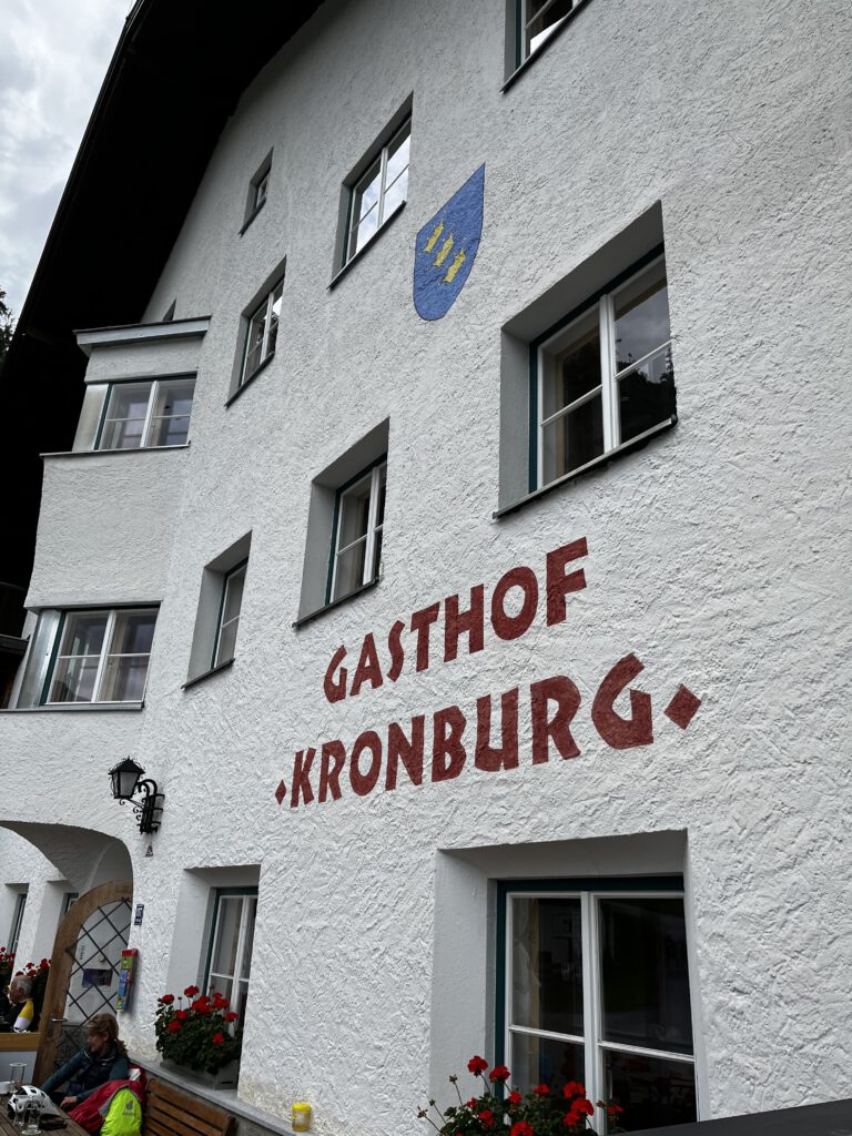 Auf den Spuren der Ritter: Der Tiroler Burgenweg in der Ferienregion TirolWest 31 Tiroler Burgenweg Ferienregion TirolWest