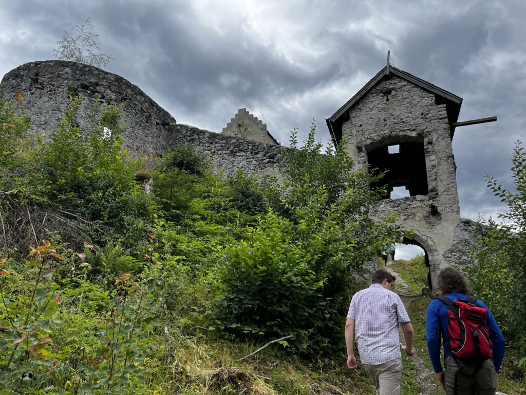 Auf den Spuren der Ritter: Der Tiroler Burgenweg in der Ferienregion TirolWest 38 Tiroler Burgenweg Ferienregion TirolWest