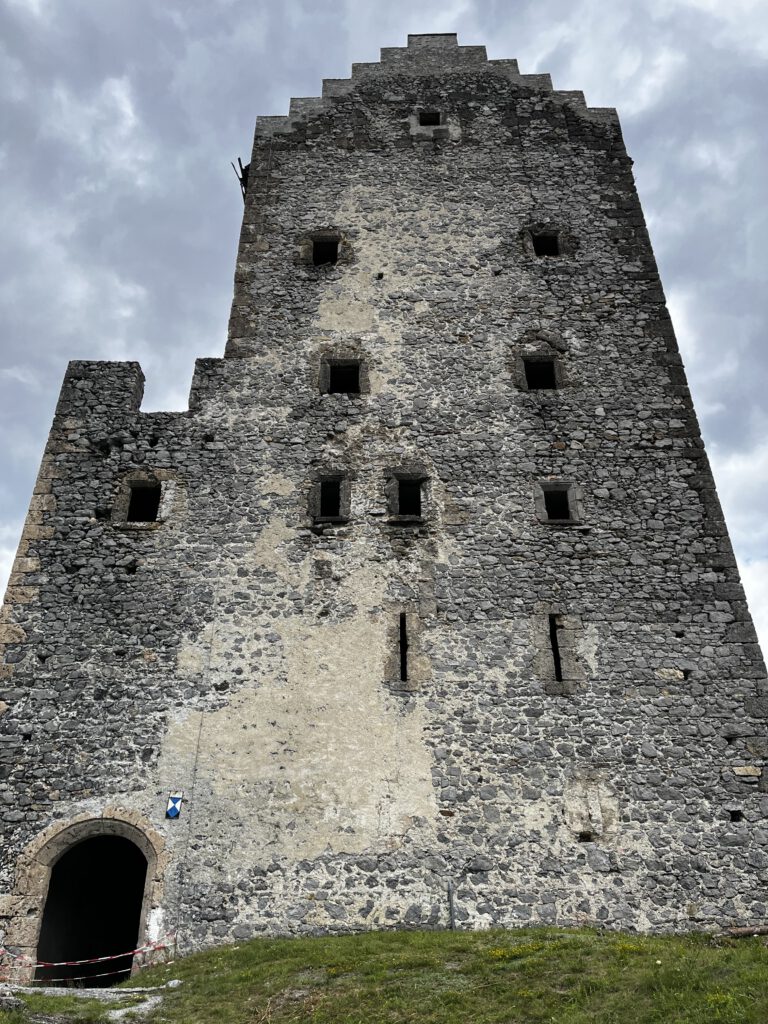 Auf den Spuren der Ritter: Der Tiroler Burgenweg in der Ferienregion TirolWest 39 Tiroler Burgenweg Ferienregion TirolWest