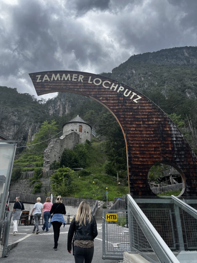 Auf den Spuren der Ritter: Der Tiroler Burgenweg in der Ferienregion TirolWest 41 Tiroler Burgenweg Ferienregion TirolWest