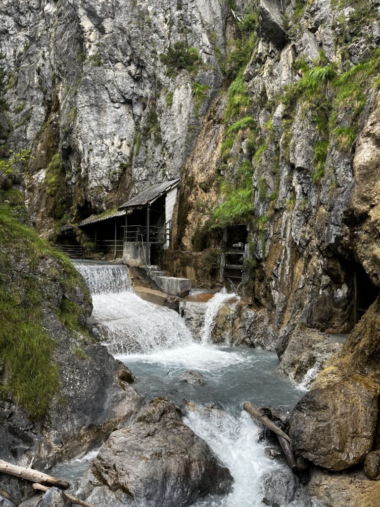 Auf den Spuren der Ritter: Der Tiroler Burgenweg in der Ferienregion TirolWest 43 Tiroler Burgenweg Ferienregion TirolWest