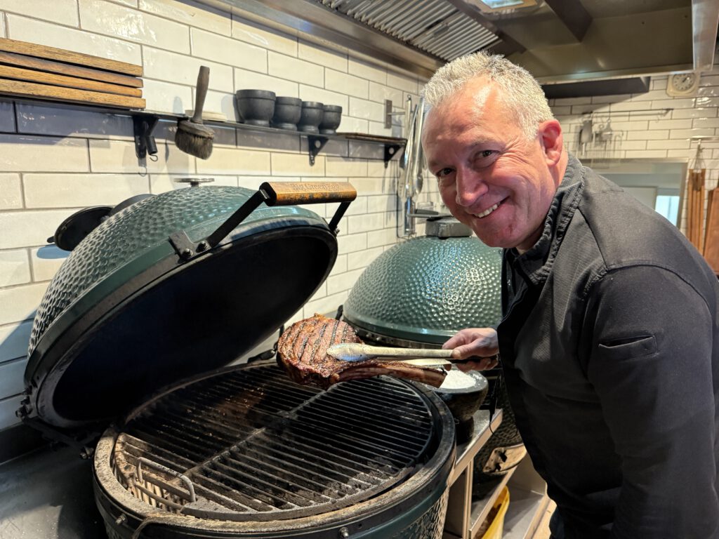 Asam Schlössl: Irland trifft Bayern im Münchner Süden 7 Barock, Biergarten und Big Green Egg: Im Asam Schlössl verbindet Shane McMahon bayerische Wirtshausküche mit irischem Twist und feiner Grillkultur.