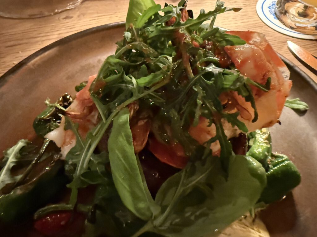 Asam Schlössl: Irland trifft Bayern im Münchner Süden 16 SHANES SURF AND TURF Rinderfilet (120g) und Riesengarnelen vom Big Green Egg, dazu Pimientos de Padrón, Pommes Frites und Café de Paris-Butter