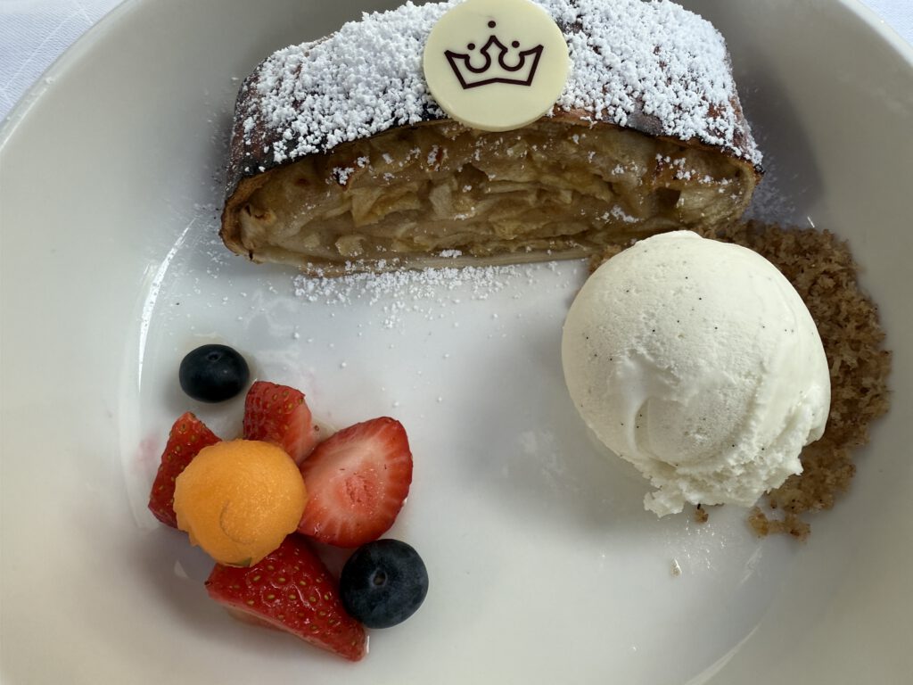 Asam Schlössl: Irland trifft Bayern im Münchner Süden 28 Asam Schlössl Apfelstrudel mit Vanilleeis