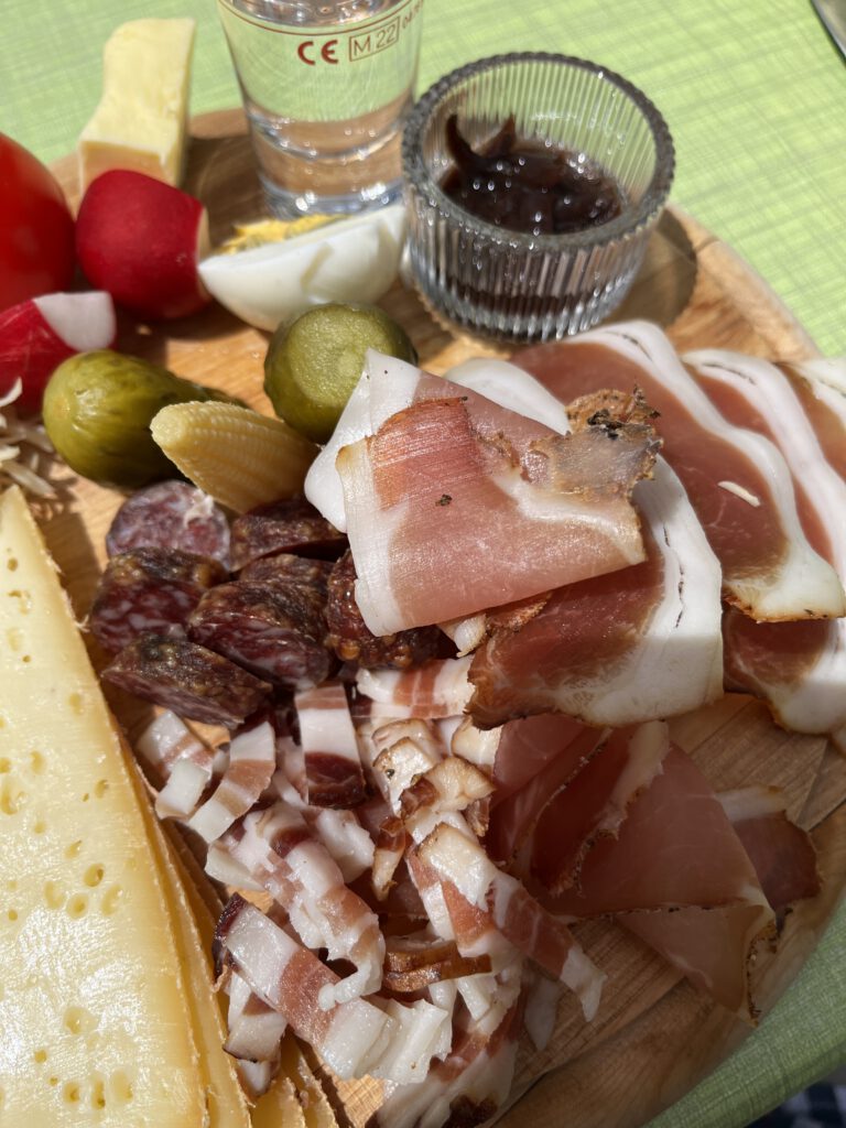 Genuss hoch 3: Wandern, Schlemmen, Staunen – das Mountain Food Festival in Imst 25 Genuss hoch 3 - Wandern, Schlemmen, Staunen: Beim „Genuss hoch 3“-Festival in Imst erleben Feinschmecker eine Alpenkulinarik der Extraklasse – mitten in Tirol.