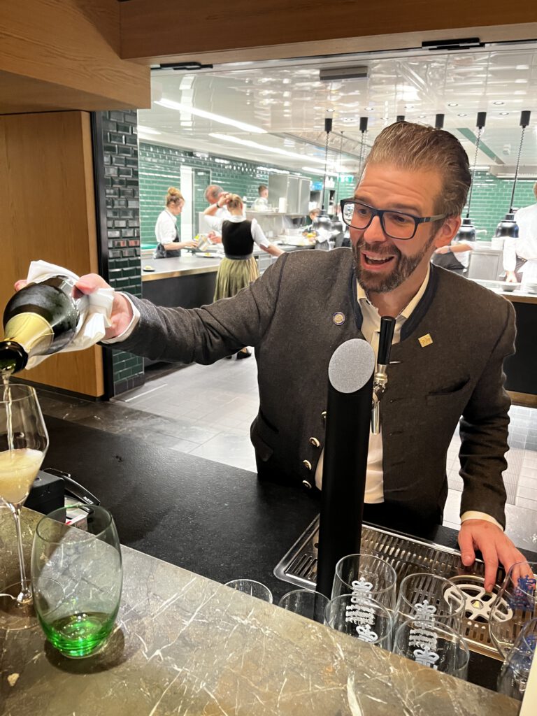 Die verlorene Ehre des Kellners: Thomas Kellermann über Nachwuchs, Servicekultur in der Gastronomie und warum gute Küche gute Gastgeber braucht 6 Gourmetrestaurant Dichter - Parkhotel Egerner Höfe - Tegernsee - Tobias Blaha