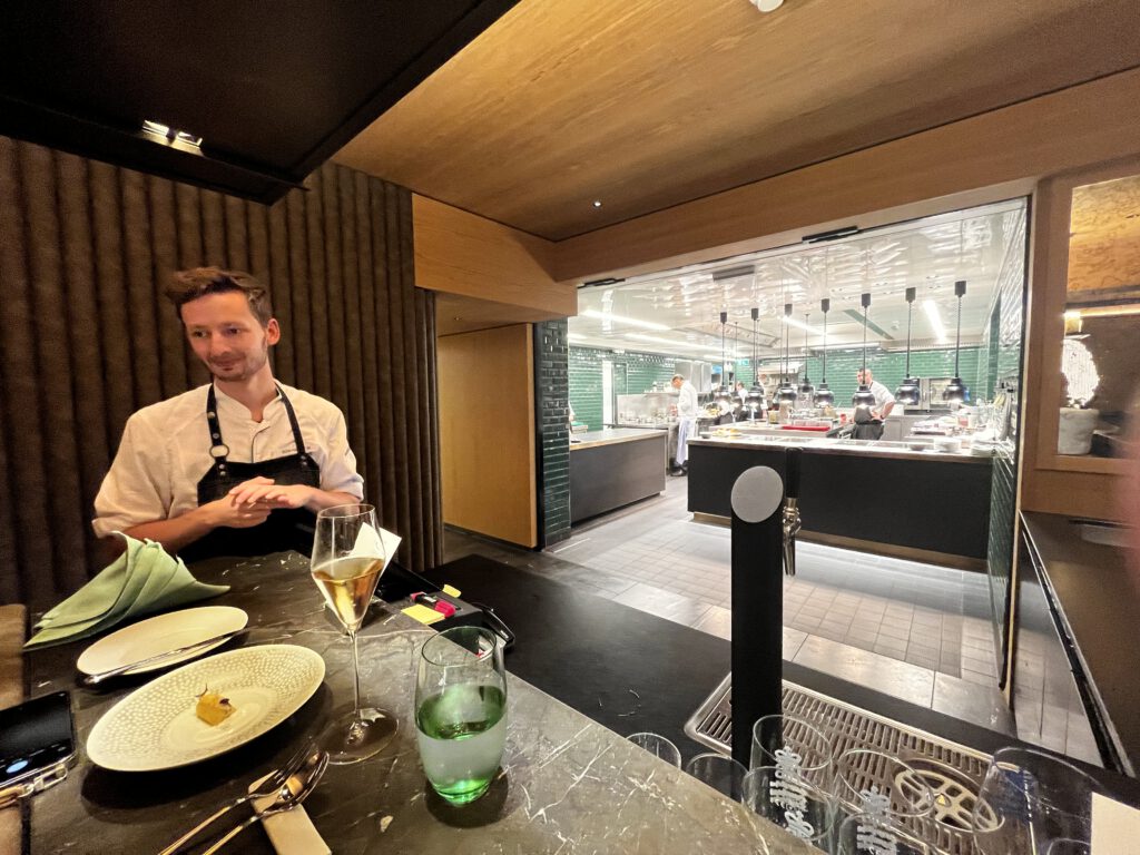 Gourmetrestaurant Dichter: Am Chef's Table bei Thomas Kellermann in Rottach-Egern 32 Gourmetrestaurant Dichter - Parkhotel Egerner Höfe - Tegernsee - Marlon Schirmeister