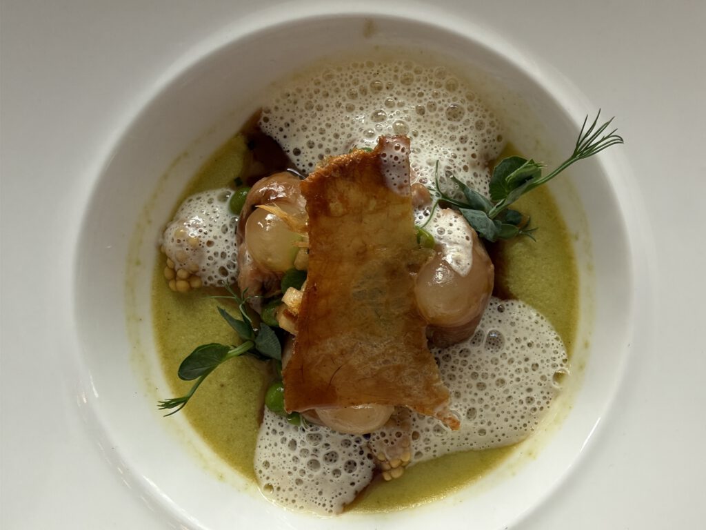 Gourmet-Gala im Hotel Vier Jahreszeiten Starnberg: Wenn zwölf Spitzenköche den Starnberger See zum Hotspot der Gourmetszene machen 8 Sot-l’y-laisse | Erbse | Apfel | Senf von Maximilian Moser, Aubergine Starnberg, Gourmet-Gala Starnberg