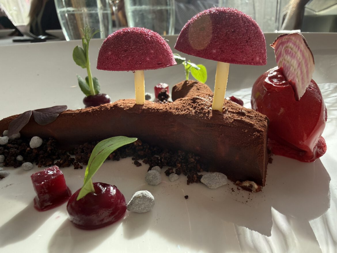 Künstlerisch angerichtetes Dessert bei der Gourmet-Gala im Hotel Vier Jahreszeiten Starnberg