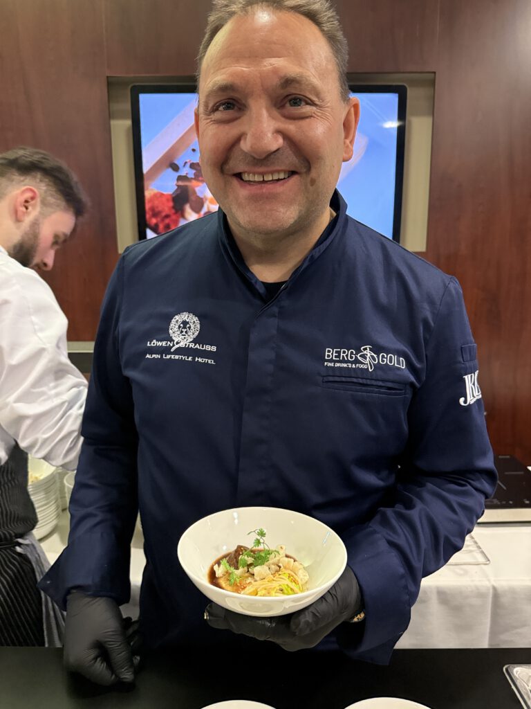 Gourmet-Gala im Hotel Vier Jahreszeiten Starnberg: Wenn zwölf Spitzenköche den Starnberger See zum Hotspot der Gourmetszene machen 22 Peter A. Strauss, Ess Atelier Strauss, Alpin Lifestyle Hotel Löwen & Strauss, Oberstdorf: Spanferkel Bäckchen | Knollensellerie | Kräuter-Sojacreme | Kimchischaum | Knusper-Schwarte