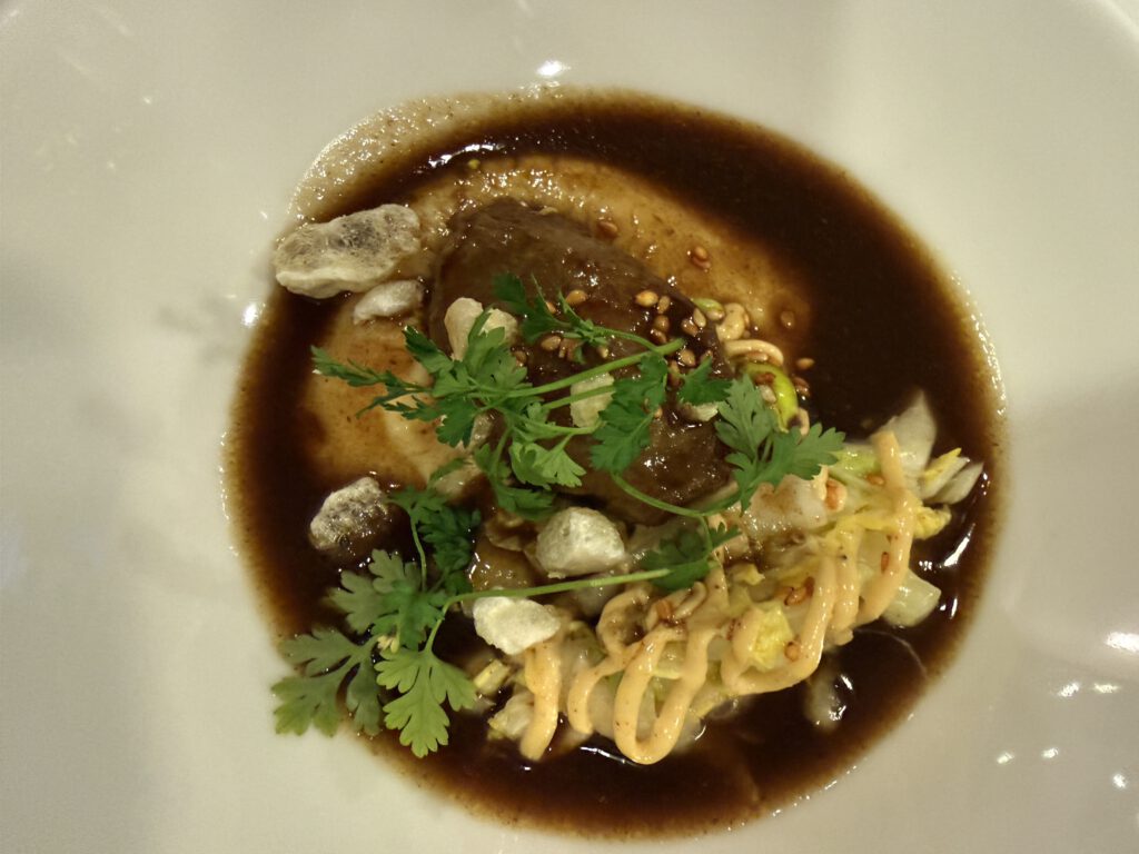 Gourmet-Gala im Hotel Vier Jahreszeiten Starnberg: Wenn zwölf Spitzenköche den Starnberger See zum Hotspot der Gourmetszene machen 23 Spanferkel Bäckchen | Knollensellerie | Kräuter-Sojacreme | Kimchischaum | Knusper-Schwarte