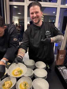 Gourmet-Gala im Hotel Vier Jahreszeiten Starnberg: Wenn zwölf Spitzenköche den Starnberger See zum Hotspot der Gourmetszene machen 16 Jakobsmuscheln | Mandarinen-Vinaigrette | Kaffee-Emulsion | Pastinake, Jeffrey Hoogstraten & Robin Trampert, Chez Iami, Tortue Design Hotel Hamburg, Gourmet-Gala Starnberg