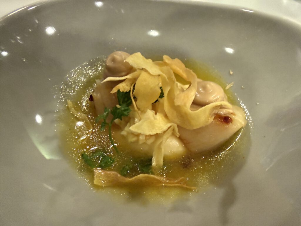 Gourmet-Gala im Hotel Vier Jahreszeiten Starnberg: Wenn zwölf Spitzenköche den Starnberger See zum Hotspot der Gourmetszene machen 15 Jakobsmuscheln | Mandarinen-Vinaigrette | Kaffee-Emulsion | Pastinake, Jeffrey Hoogstraten & Robin Trampert, Chez Iami, Tortue Design Hotel Hamburg, Gourmet-Gala Starnberg