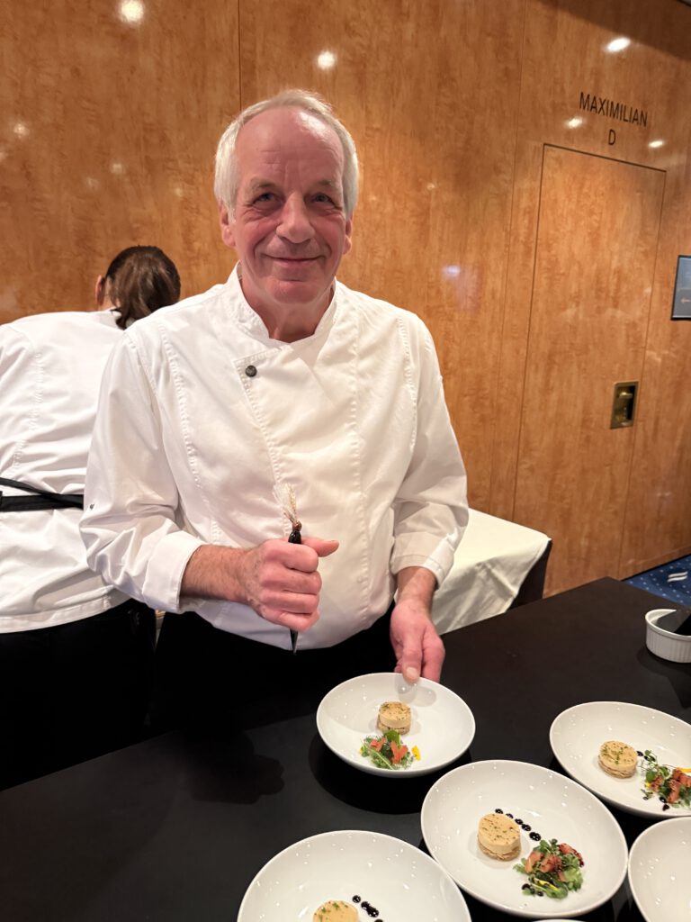 Gourmet-Gala im Hotel Vier Jahreszeiten Starnberg: Wenn zwölf Spitzenköche den Starnberger See zum Hotspot der Gourmetszene machen 24 Bruno Reichart, Restaurant edita, Hotel edita, Scheidegg: Perlhuhnbrust-Mousse-Riegel mit Gewürztraminer-Gelee