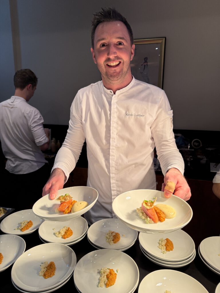Gourmet-Gala im Hotel Vier Jahreszeiten Starnberg: Wenn zwölf Spitzenköche den Starnberger See zum Hotspot der Gourmetszene machen 20 Kevin Leitner, Kaisersaal, Hotel Kaiserhof, Ravensburg: Saibling | gelbe Linsen | Petersilienwurzel