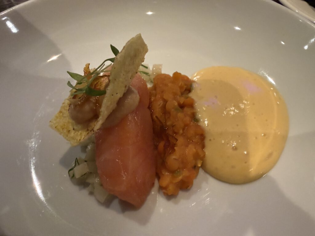Gourmet-Gala im Hotel Vier Jahreszeiten Starnberg: Wenn zwölf Spitzenköche den Starnberger See zum Hotspot der Gourmetszene machen 21 Saibling | gelbe Linsen | Petersilienwurzel