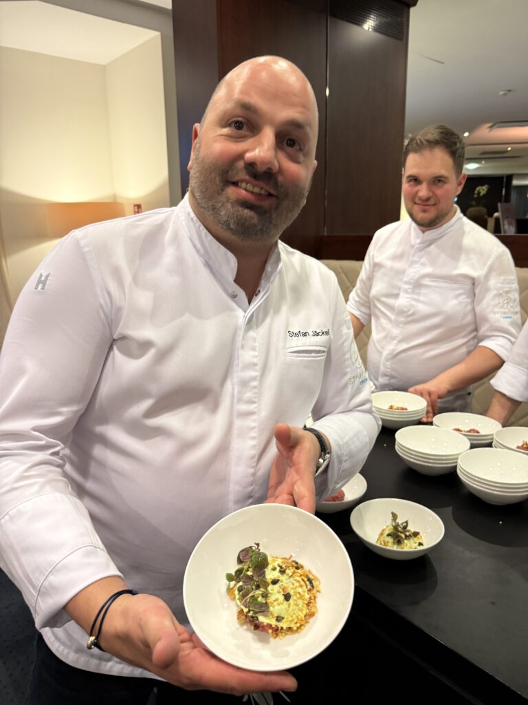 Gourmet-Gala im Hotel Vier Jahreszeiten Starnberg: Wenn zwölf Spitzenköche den Starnberger See zum Hotspot der Gourmetszene machen 26 Stefan Jäckel, La Rôtisserie, Hotel Storchen, Zürich: Rindertatar | Frenchtoast | Wasabi | Röstschalotten