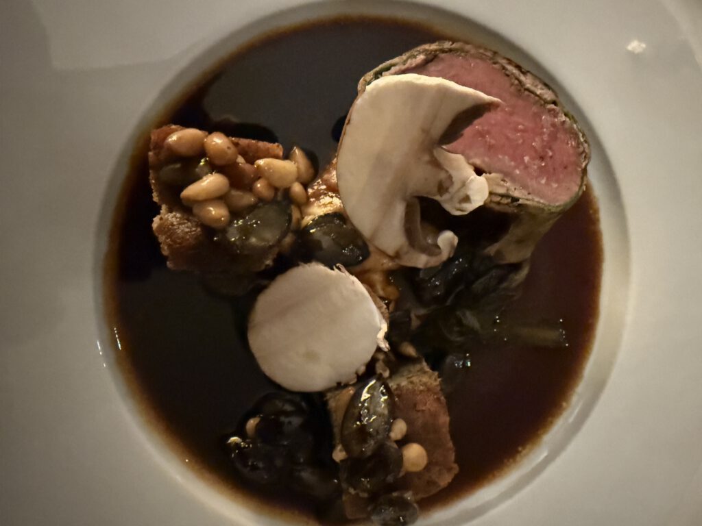 Gourmet-Gala im Hotel Vier Jahreszeiten Starnberg: Wenn zwölf Spitzenköche den Starnberger See zum Hotspot der Gourmetszene machen 25 Rehrücken Crépinette | Gänseleber | geschmorter Spitzkohl | Mohnkuchen | Purple-Curry-Jus