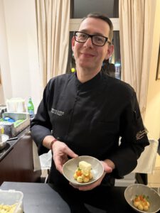 Gourmet-Gala im Hotel Vier Jahreszeiten Starnberg: Wenn zwölf Spitzenköche den Starnberger See zum Hotspot der Gourmetszene machen 28 Marco Langer, Stephans Stuben by Marco Langer, Neu-Ulm: Kalamansi | Weiße Schokolade | Karotte | Melisse