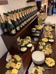 Gourmet-Gala im Hotel Vier Jahreszeiten Starnberg: Wenn zwölf Spitzenköche den Starnberger See zum Hotspot der Gourmetszene machen 29 Perrier-Jouet Champagner im Hotel Vier Jahreszeiten zur Gourmet-Gala in Starnberg