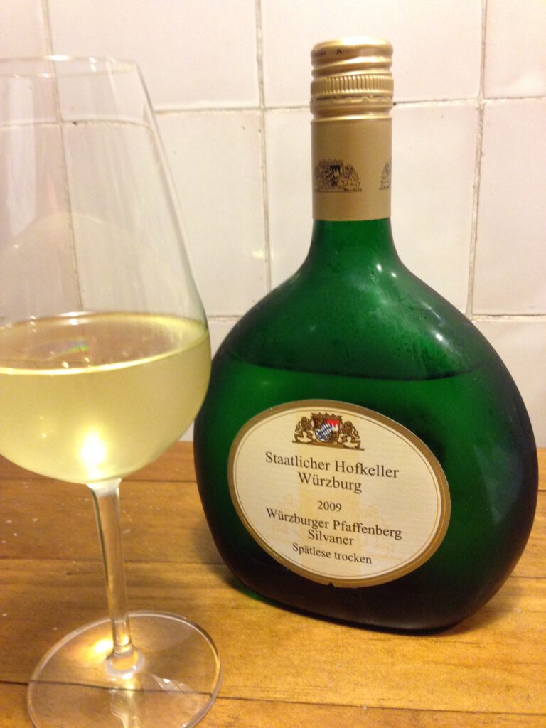 Wein richtig servieren - Weisswein: Staatlicher Hofkeller Würzburg 2009 Würzburger Pfaffenberg Silvaner Spätlese trocken