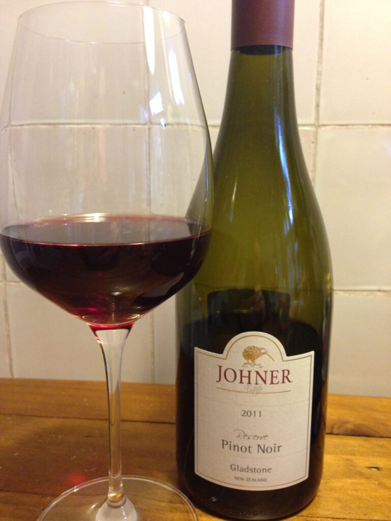 Wein richtig servieren - Rotwein: Johner Estate 2011 Pinot Noir Reserve Gladstone