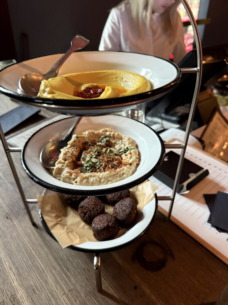 Neue Cocktails, Blindverkostung und Münchner Szene-Treff: Die neue Barkarte der Boilerman Bar im 25hours Hotel The Royal Bavarian 15 Boilerman Bar München, 25hours Hotel München, NENI, Meze
