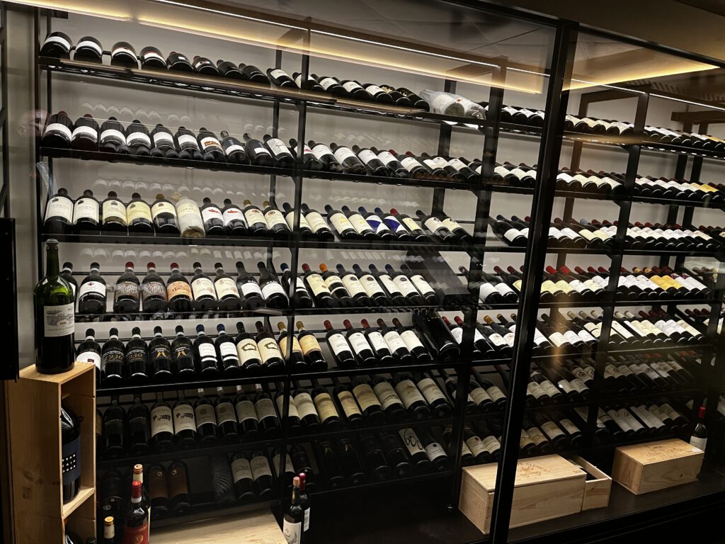 Wein richtig servieren - Weinregal