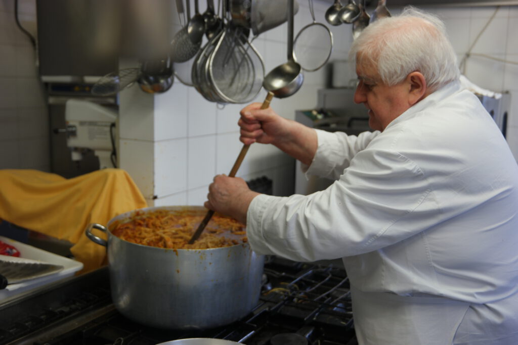 Francesco Bigliardi kocht Tripa à la Fiorentina in der Trattoria Masticabrodo, Emilia Romagna, Italien. 