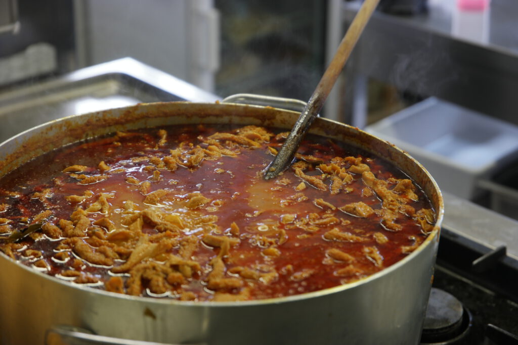 Tripa à la Fiorentina in der Trattoria Masticabrodo, Emilia Romagna, Italien. 